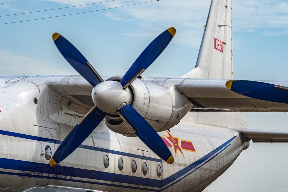 运8中程运输机40年努力丑小鸭变成白天鹅只有坚持才能成功