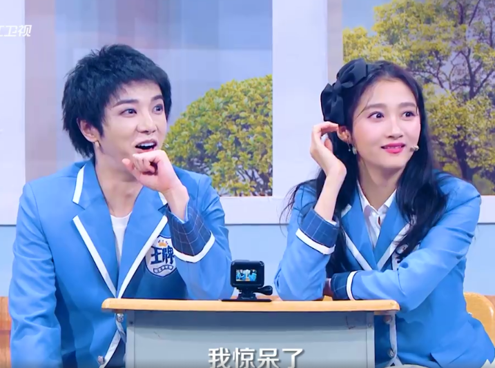 关晓彤郑爽同台,一个5分裙一个3分裙,腿精和漫画腿的对比:绝了