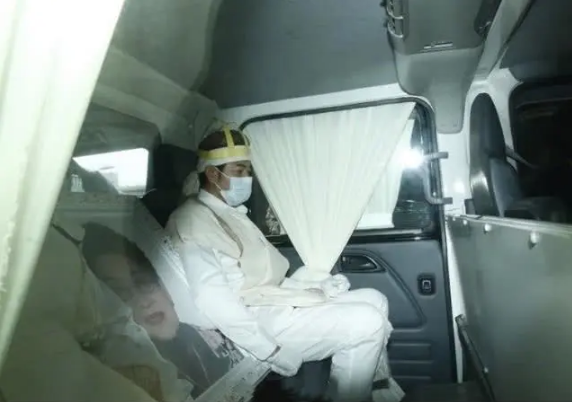 举行葬礼的日子,上午9点,葬礼仪式正式开始,众人将郭母的棺木抬上灵车