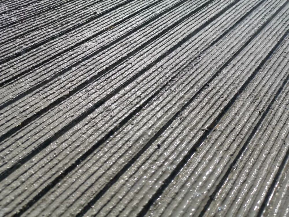 据了解,机场跑道道面混凝土施工完成后,后续将进行跑道刻槽,刻缝,安装