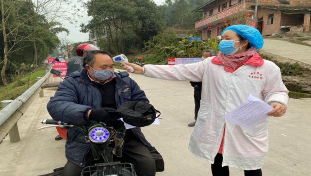 战疫中大竹最美女村医