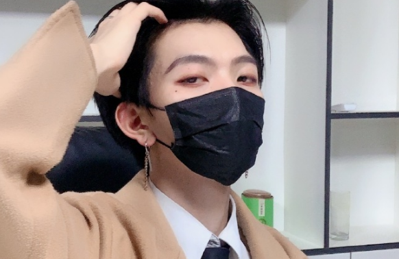 七鹤大人不惧鸭嘴兽外号线下大胆给粉丝签名却被手机数量抢镜