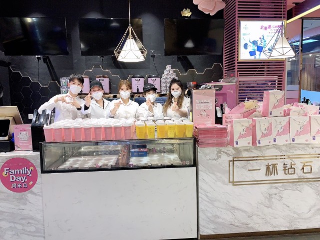 特别的捐赠仪式, 沈阳著名网红奶茶"一杯钻石"创始人王宣澄和她的员工