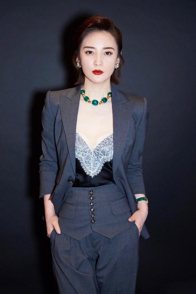 蒋勤勤西装敞开穿,露出深v白色蕾丝内搭,真的是爱了爱了