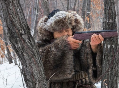 传统的猎人越来越少,图为街津口赫哲渔村,狩猎的赫哲猎人.