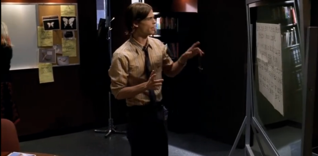 小组成员reid博士通过罪犯留下的信息,从一本很老的小说中找到线索