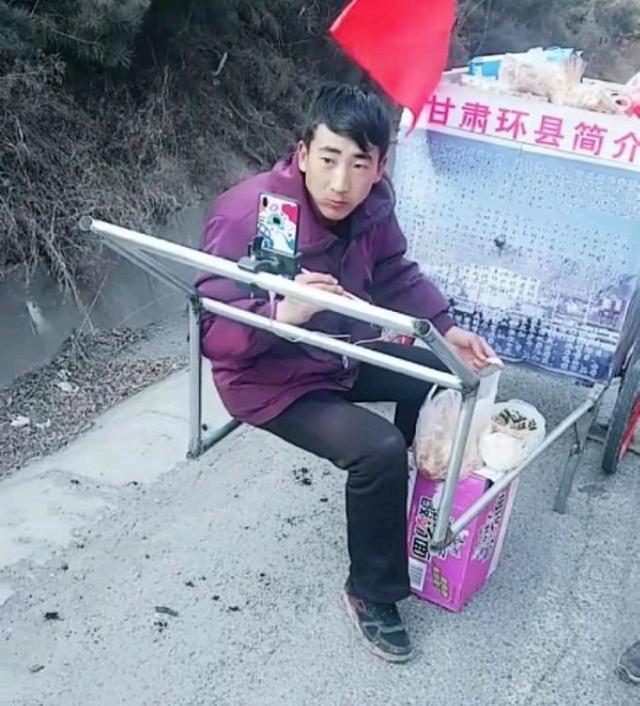 张宝军是甘肃地地道道的农村娃,2017年开始进入自媒体,当时有很多推车