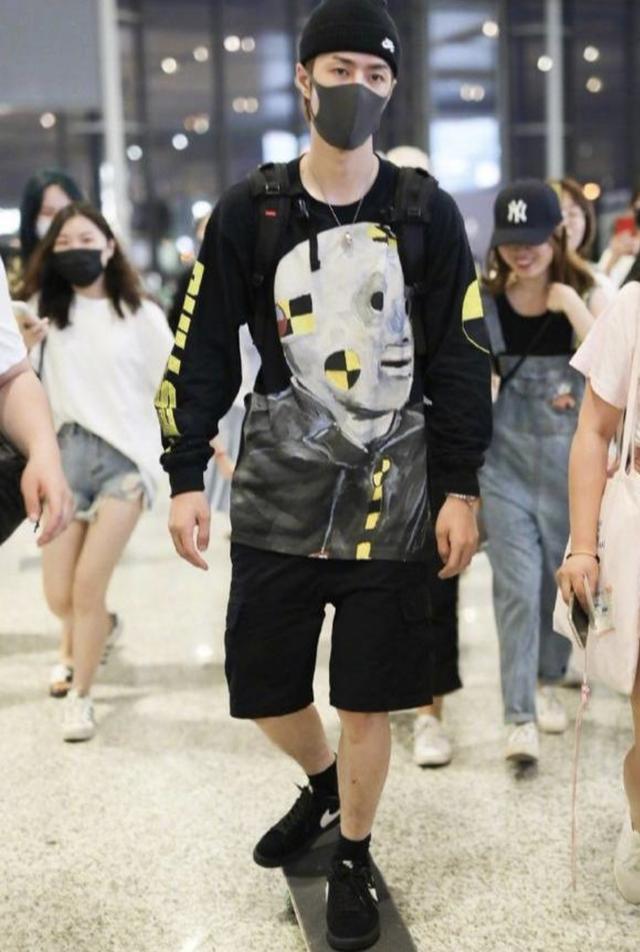 王一博平时也爱打篮球穿nikesbdunk帅气出行吸睛无数