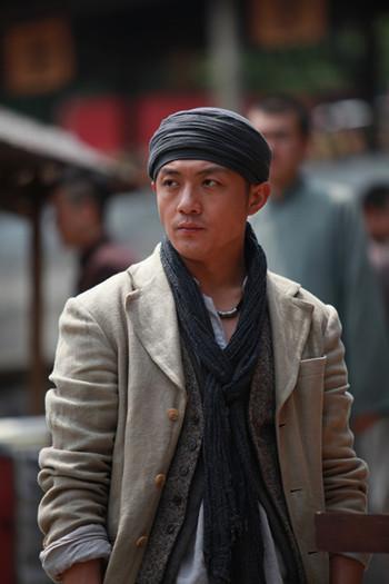 李泽锋出道第一部电视剧便是与黄晓明合作的电视剧《鹿鼎记》,但一直