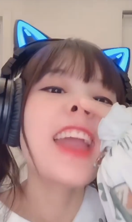 当火线妹做出猪鼻子的动作,这也太可爱了吧