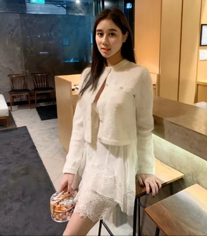 赌王四房千金摘牙套变漂亮,与闺蜜合照脸超小,闺蜜也是百亿千金_腾讯