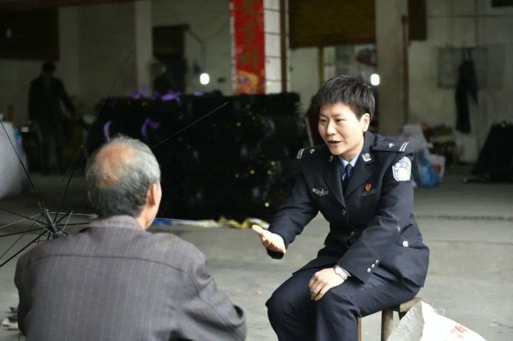 从不留长发的杭州妈妈,把儿子惊艳了:这是我妈?_腾讯新闻