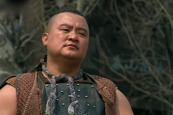 周通被打后,在小喽啰的掩护下仓皇而逃,回到山寨.