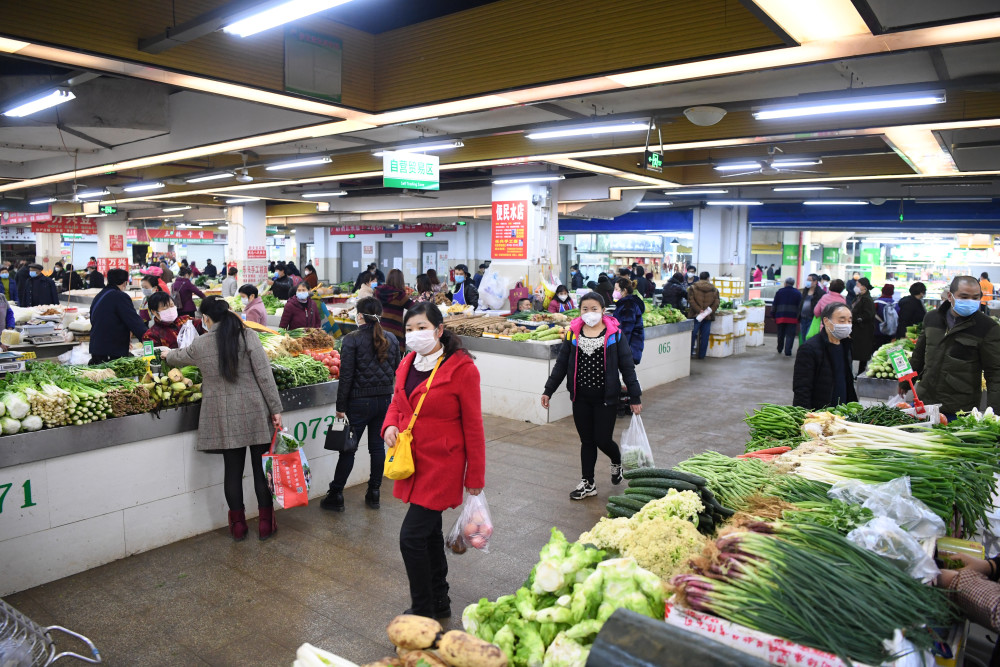 关于成都多区域逐步恢复生活秩序的信息