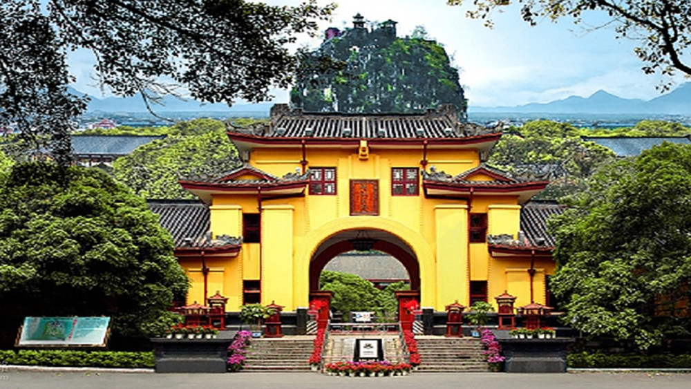 桂林山水甲天下王城景区独秀峰