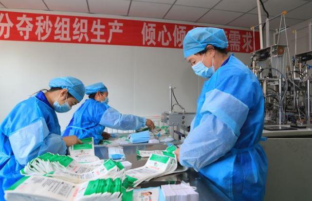 开足马力生产口罩