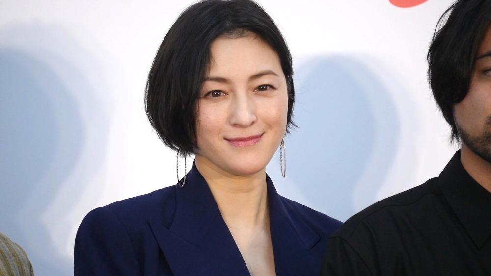 40岁广末凉子穿宝蓝西装出席活动很飒山田孝之变颓废大叔