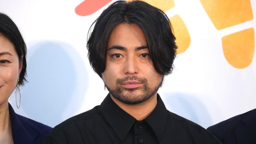 40岁广末凉子穿宝蓝西装出席活动 很飒 山田孝之变颓废大叔 腾讯新闻