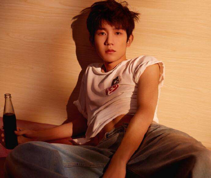 范丞丞的腹肌王一博的腹肌王源的腹肌看到李现的腹肌别藏了