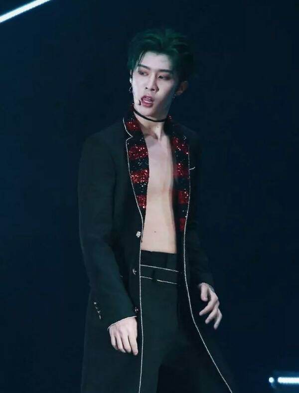 范丞丞的腹肌王一博的腹肌王源的腹肌看到李现的腹肌别藏了