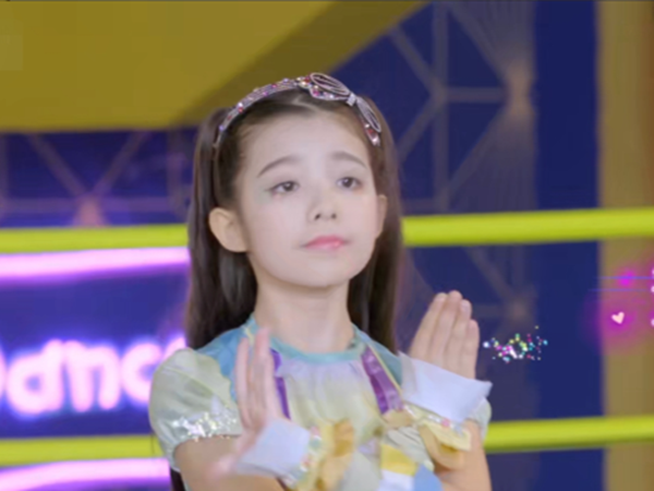 春宝的扮演者原名叫做白洋谦,是一位中法混血的小童星.