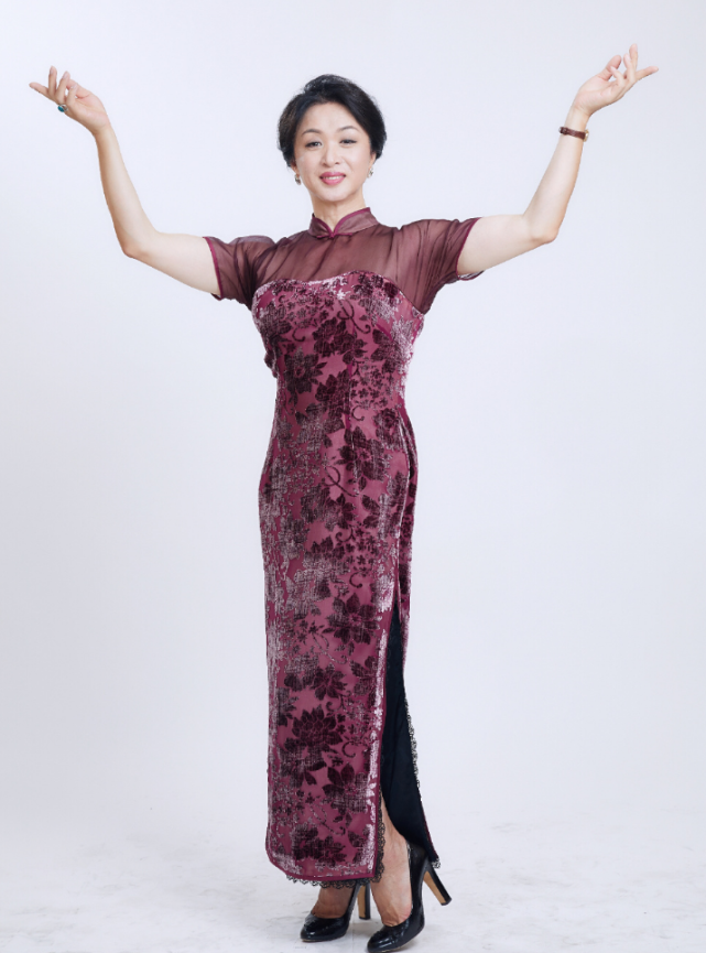 金星找回男人本性?素颜露面走机场,做自己的样子太洒脱