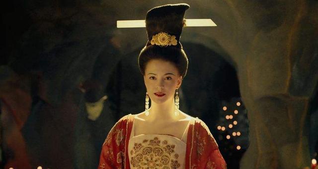 天气太热,王莽给妻子发明了一件物品,如今成为女性夏天的最爱