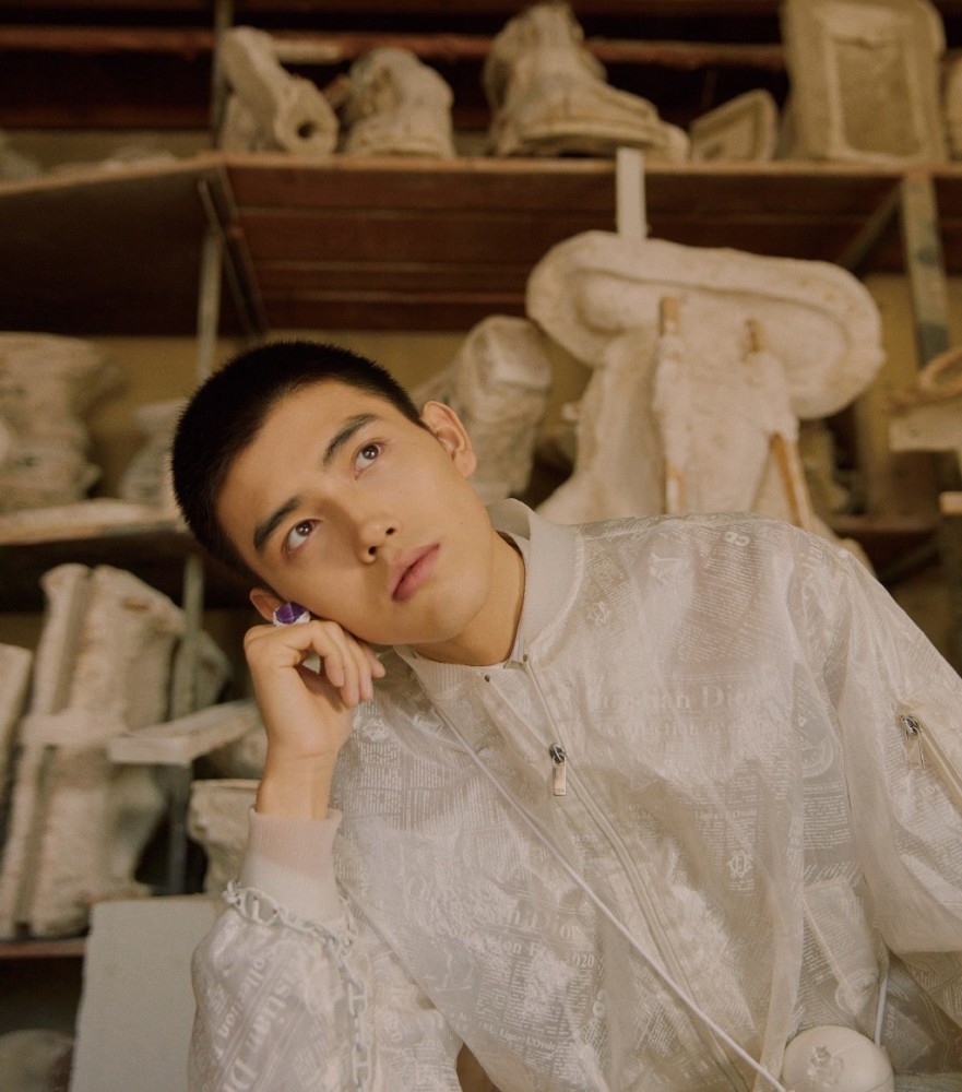 白衬衫清新减龄,搭配雨衣材质的透明棒球服外套,领口的设计突出了颈部