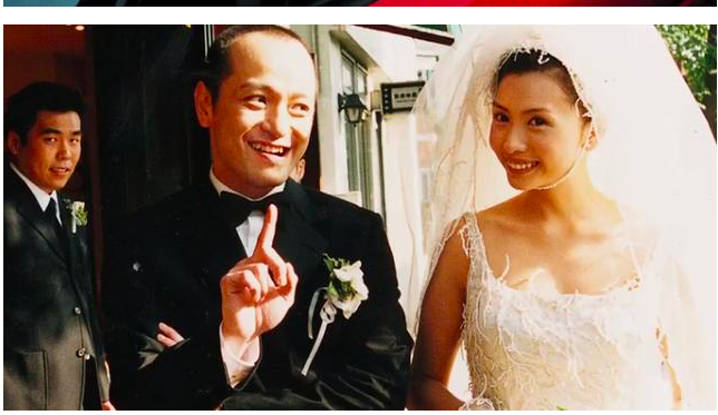 沈嘉伟超浪漫,昔日自己开敞篷车载新娘,邱淑贞开心向人打招呼_腾讯