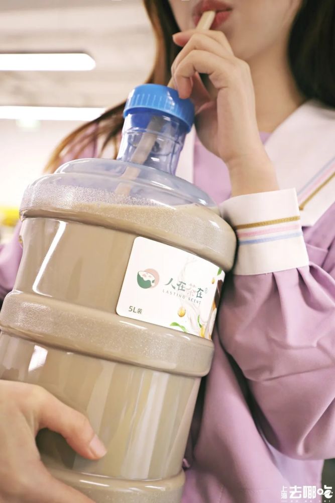5l装巨巨巨无霸奶茶来了只在上海有