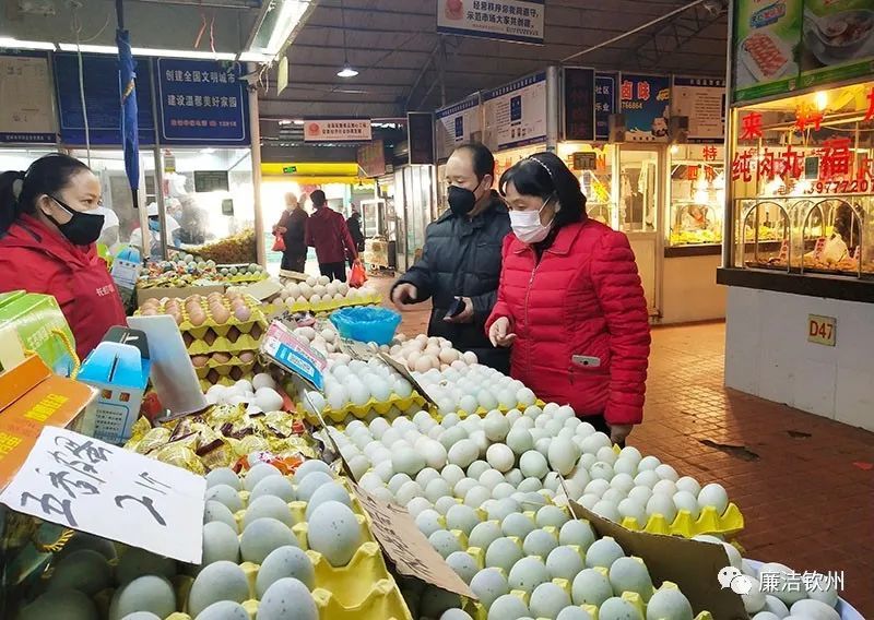 市纪委监委驻市发展改革委纪检监察组组长葛裕君(右一)到市鸿发市场