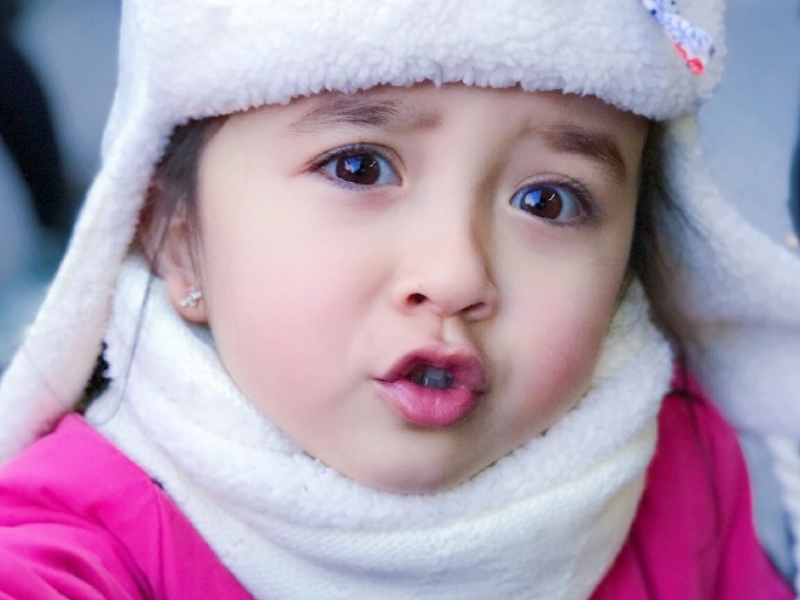 杨威"女儿"悄悄长大,本以为会一直呆萌可爱,谁知混血基因超强大