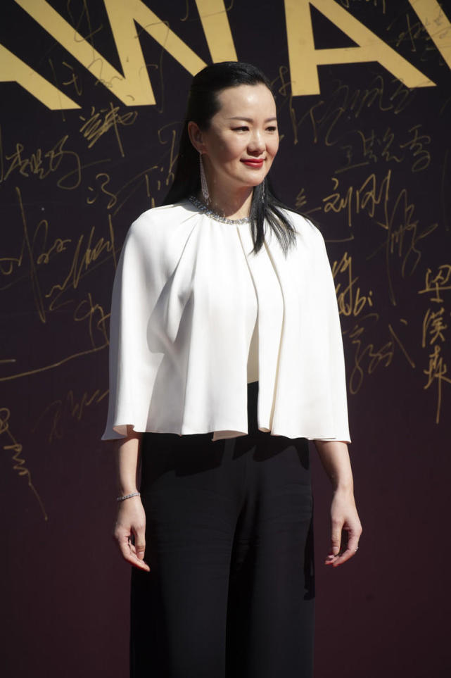 咏梅真是不老女神,身材白色上衣配黑色阔腿裤减龄洋气,气场十足