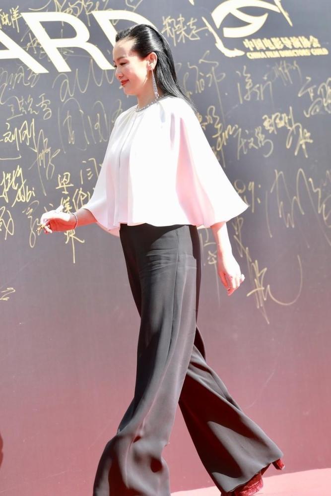 咏梅真是不老女神,身材白色上衣配黑色阔腿裤减龄洋气,气场十足