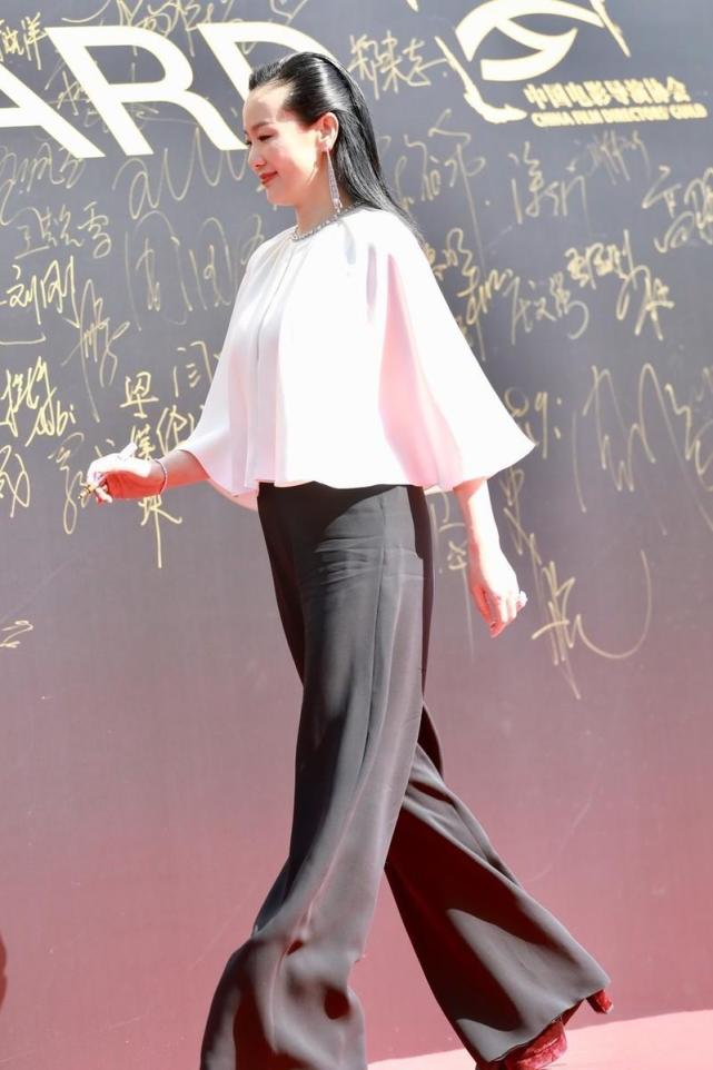 咏梅真是不老女神身材白色上衣配黑色阔腿裤减龄洋气气场十足