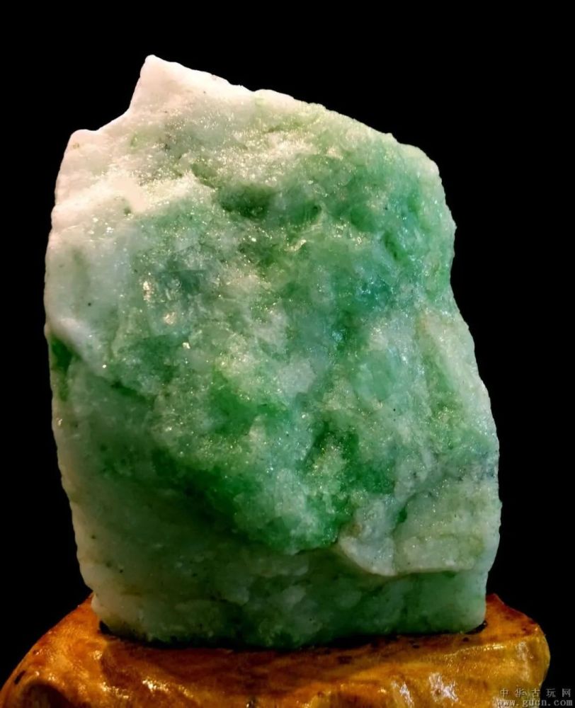 它是祖母绿"平替",只要几百块!还和翡翠有一腿