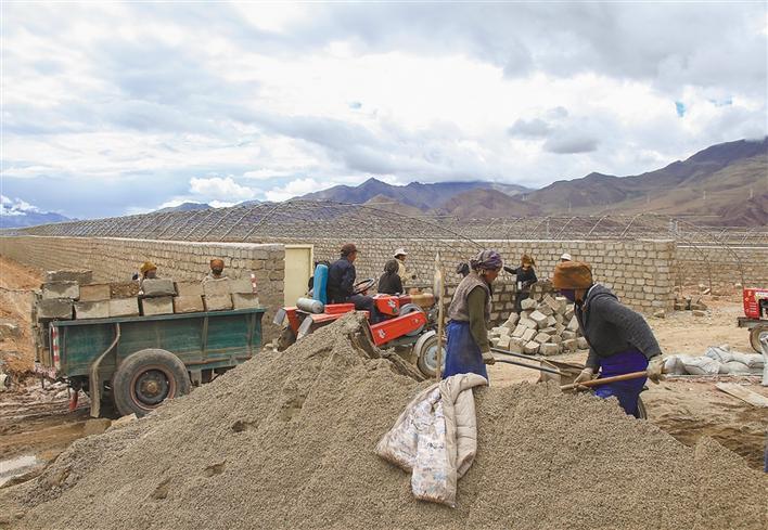 图为林周县松盘乡农民在修建温室大棚.记者 格桑吉美 摄