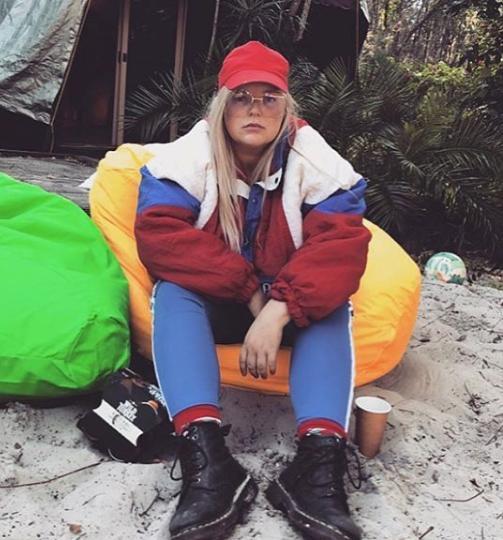 现年26岁的tones and i原名托尼·沃森(toni watson),是澳大利亚人.