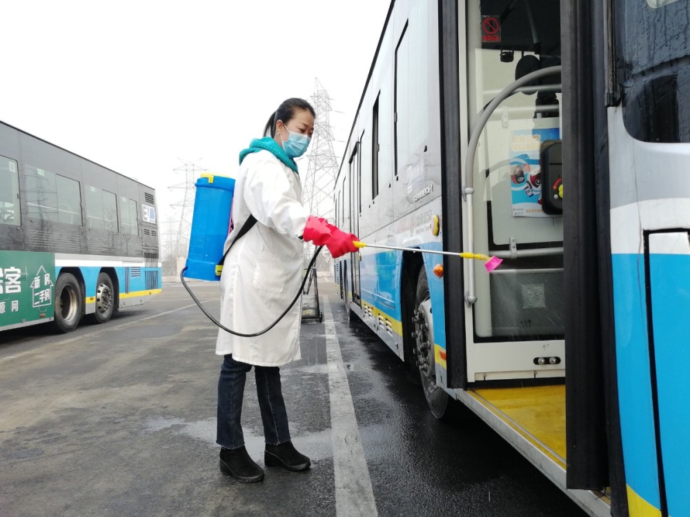 背着36斤药桶,她每天为近百趟公交车消毒