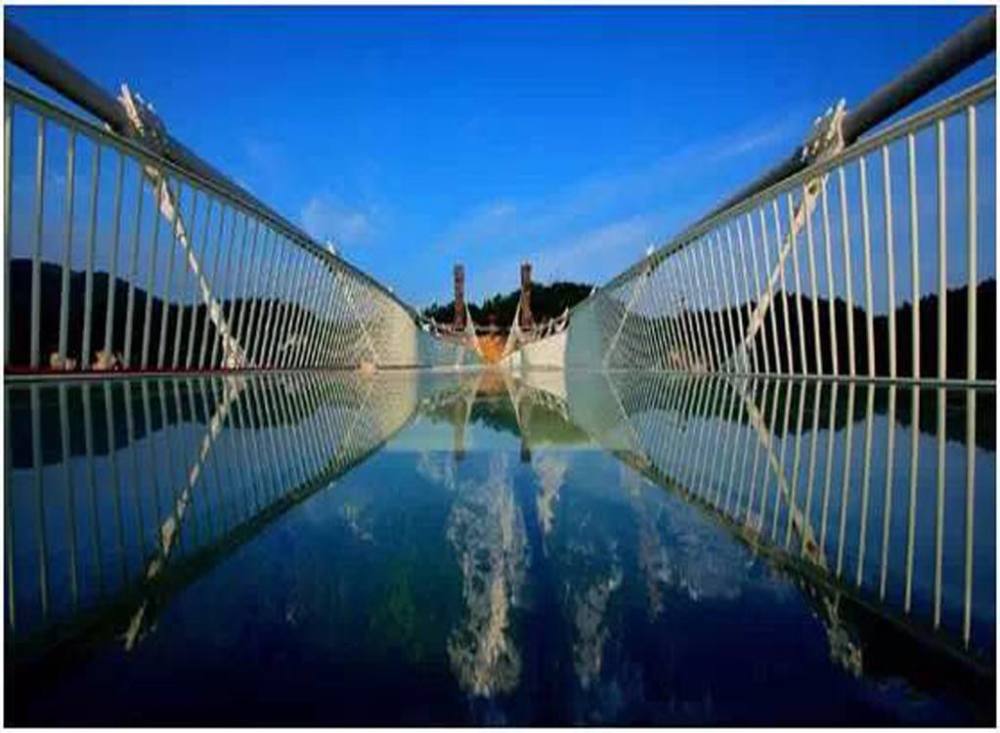 秋天的张家界天高云淡,层林尽染,可游览天子山,袁家界,西海等地欣赏