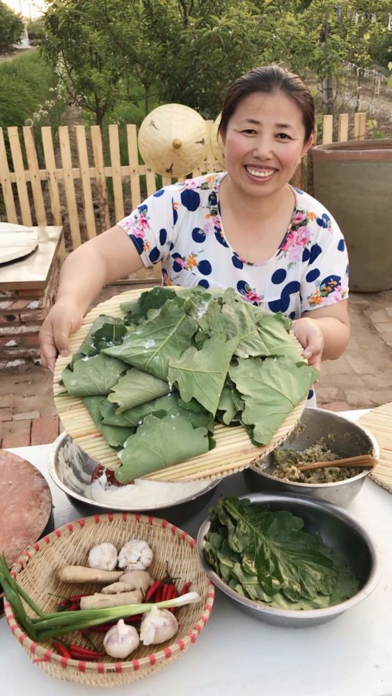 43岁时,刘大妈因为一条18s时长的吃饭视频,走上了网红之路.