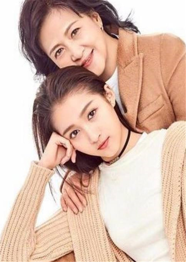 躲过了关晓彤妈妈,看到鹿晗妈妈:像极了一家人!_腾讯新闻
