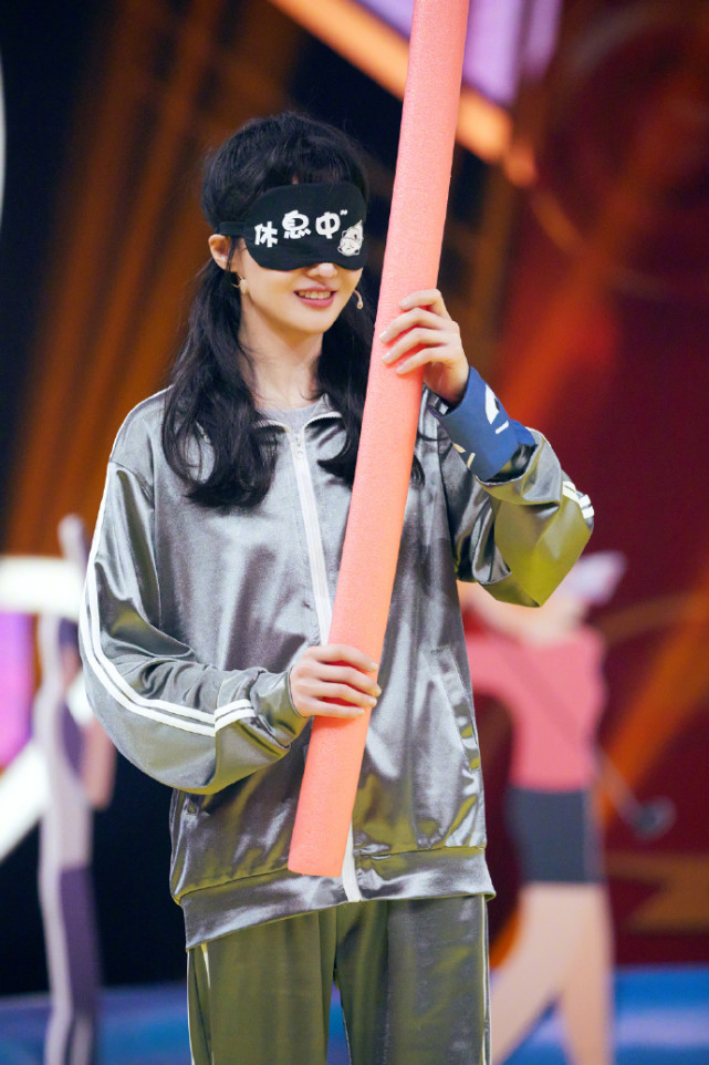 郑爽打卡《王牌对王牌》,穿"学姐风"硬核扮嫩,果真美回楚雨荨