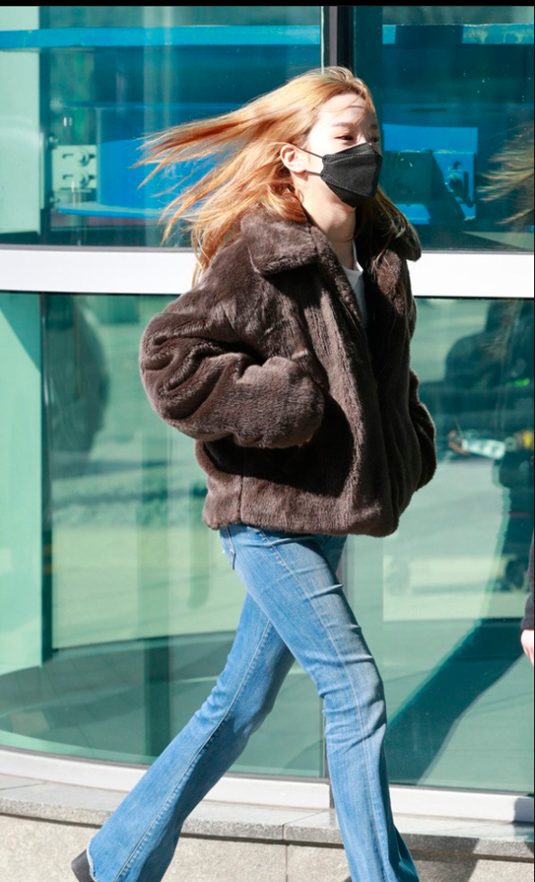 国乐少女宋素姬身穿人造貂皮大衣,蓬松自然,随性又洒脱!