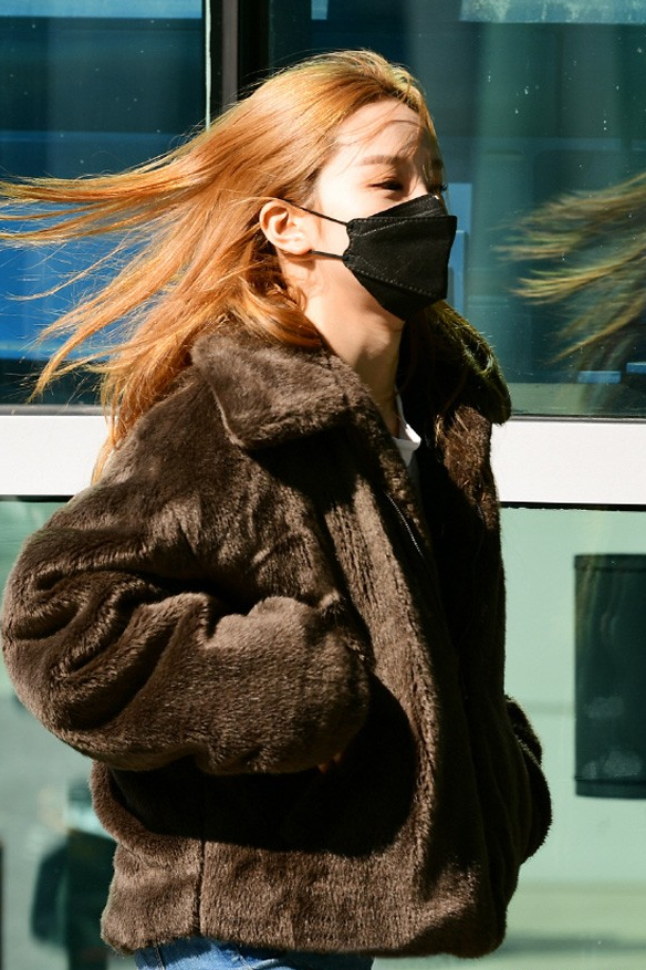 国乐少女宋素姬身穿人造貂皮大衣蓬松自然随性又洒脱