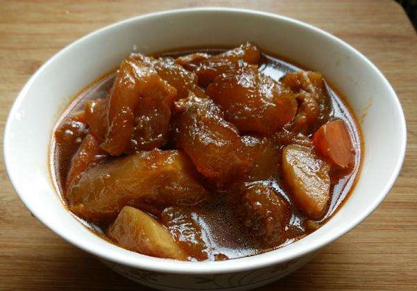 炖牛筋时,一直煮不烂?锅里加点"它",软烂入味,越吃越想吃