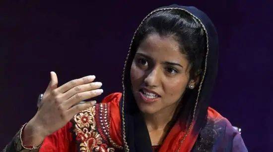 阿富汗说唱歌手苏妮塔·阿里·扎德从她所在的社会习俗中逃离出来