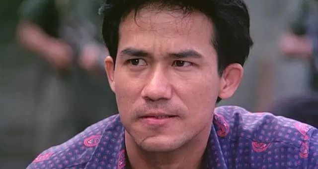 在越南,他想要拯救被黑社会囚禁的歌女甄秀清.