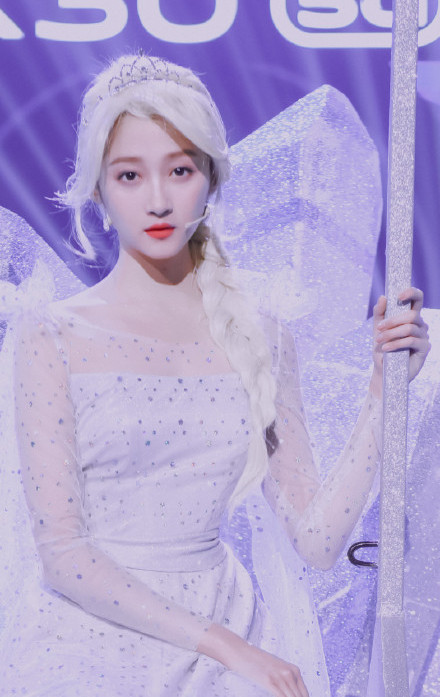 本以为热巴枕上书白发够美,看到王牌关晓彤白发,网友:真像艾莎