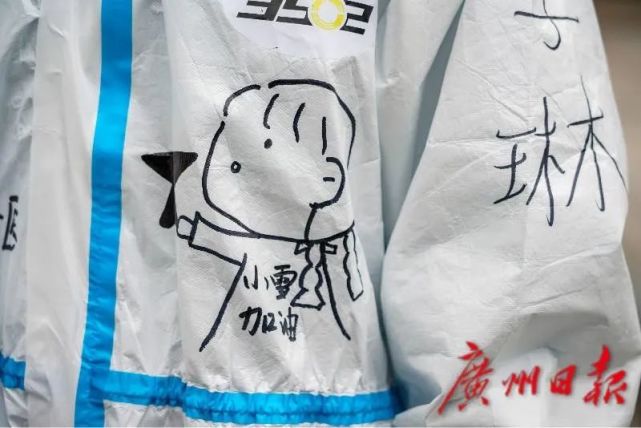 "终于出院了,我的心情很激动,我马上就要去隔离点隔离,隔离结束后,我